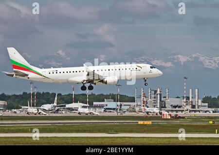 LZ-VAR Bulgaria Air Embraer 190-195 a Malpensa (MXP / LIMC), Milano, Italia Foto Stock