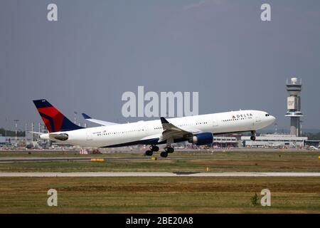 N813NW Delta Air Lines Airbus A330-302 al decollo a Malpensa (MXP / LIMC), Milano, Italia Foto Stock