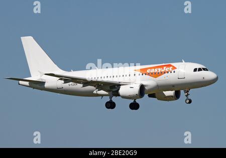 G-EZEN asyJet Airbus A319-111 a Malpensa (MXP / LIMC), Milano, Italia Foto Stock