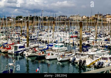 Saint-Malo, Bretagna, Francia - 31 maggio 2018: Barche a bassa marea su un porto turistico yacht a Saint-Malo, Bretagna, Francia Foto Stock