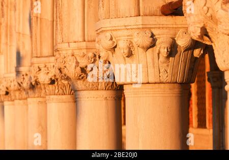 I/Venedig: Dogenpalast, Säulengang und Kapitelle im Sonnenaufgang; Foto Stock