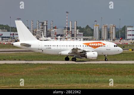 G-EZEN asyJet Airbus A319-111 a Malpensa (MXP / LIMC), Milano, Italia Foto Stock
