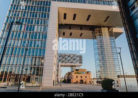 Moderna architettura tedesca di vetro Crane Houses a Colonia in luce del mattino Foto Stock