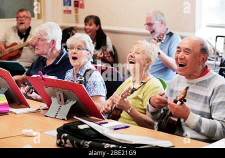 The Age UK Darlington e North Yorkshire ukulele Group prova a Darlington, County Durham, UK. 31/5/2018. Fotografia: Stuart Boulton Foto Stock