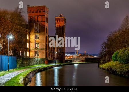 Daisyfield Business Centre lungo il Leeds & Liverpool Canal, Blackburn, Lancashire (Water Reflection) Foto Stock