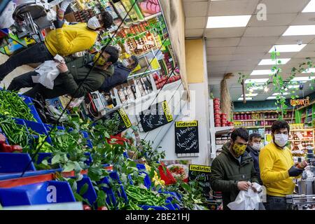 A causa di Coronavirus due giorni il coprifuoco inizia in 31 città metropolitane in Turchia. Foto Stock