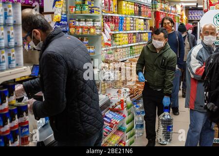 A causa di Coronavirus due giorni il coprifuoco inizia in 31 città metropolitane in Turchia. Foto Stock