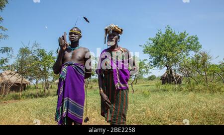 Donna della tribù dei Mursi con labbro di argilla disco come corpo ornamentstribe Debub Omo Zona, Etiopia. Vicino al confine sudanese. Foto Stock