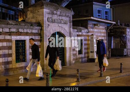 A causa di Coronavirus due giorni il coprifuoco inizia in 31 città metropolitane in Turchia. Foto Stock