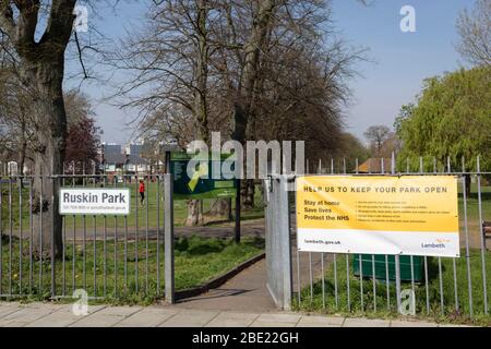 Il primo giorno del weekend di Pasqua in Banca e alla fine della seconda settimana di restrizioni di blocco da parte del governo britannico, i banner del Lambeth council hanno iniziato a comparire fuori dagli ingressi del quartiere, anche a Ruskin Park, il 10 aprile 2020, a Londra, Inghilterra. Foto Stock