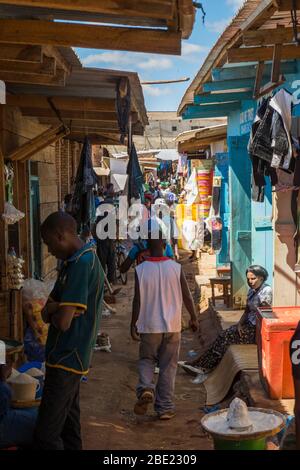 Mercato stretto strada scena a Mzuzu, Malawi settentrionale Foto Stock