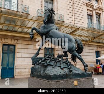 Parigi, Francia - 4 giugno 2018: Statua 'Cavallo con Arrow' ('Cheval a la herse') sulla spianata del Musee d'Orsay. Foto Stock