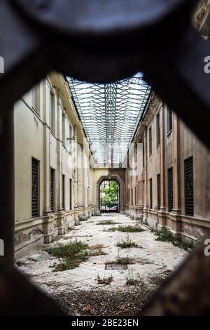 Colonna incorniciato antico arco che è chiuso vista in atrio Messina Sicilia Foto Stock