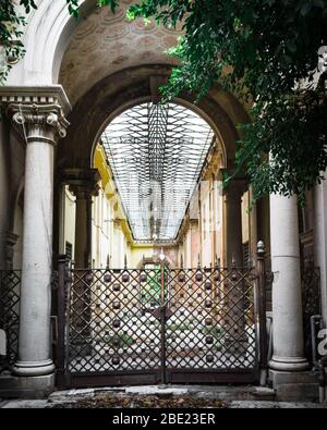 Antica colonna incorniciata arco che è chiuso vista in atrio Foto Stock