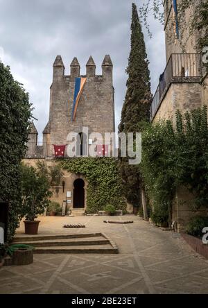 Almodovar del Rio, Cordoba, Spagna - 19 ottobre 2019: Corridoio interno di accesso attraverso le dipendenze sul castello, è una fortezza di origine musulmana Foto Stock