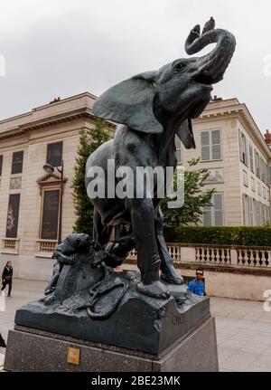 Parigi, Francia - 4 giugno 2018: Statua 'giovane elefante intrappolato' ('Jeune elefante pris au piege') sulla spianata del Musee d'Orsay. Foto Stock