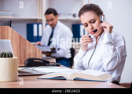 Il call center gli operatori che lavorano in ufficio Foto Stock