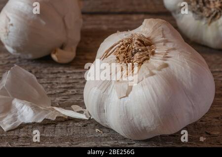 Bulbi all'aglio bianchi italiani su tavolo di legno Foto Stock