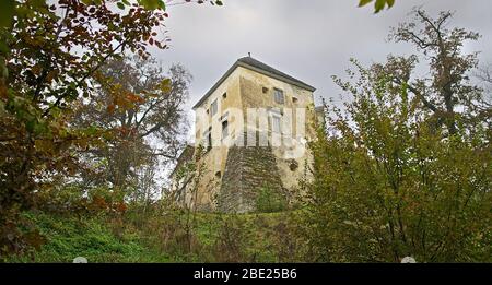 L'antico castello di Svirzh . Ucraina. Autunno Foto Stock