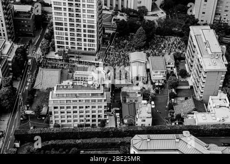 Cimitero tra alti edifici a Tokyo, Giappone Foto Stock