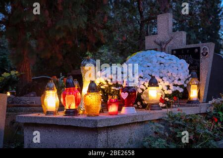 Wroclaw, Polonia - 02 novembre 2019: Candele e lanterne sulla tomba dedicata alla Giornata delle anime - festa cristiana della memoria per le anime di Tho Foto Stock