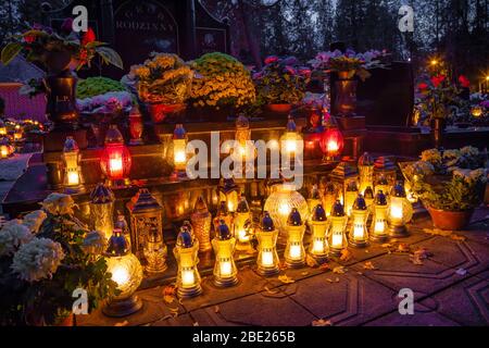 Wroclaw, Polonia - 02 novembre 2019: Candele e lanterne sulla tomba dedicata alla Giornata delle anime - festa cristiana della memoria per le anime di Tho Foto Stock