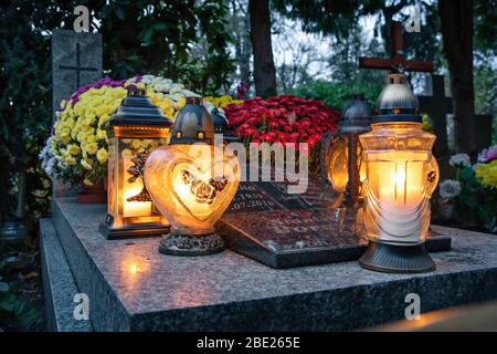 Wroclaw, Polonia - 02 novembre 2019: Lanterne sulla tomba dedicata alla Giornata delle anime - festa cristiana della memoria per le anime di coloro che hanno Foto Stock