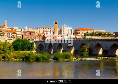 Vista sul vecchio ponte in pietra del fiume Douro e sulla città vecchia di Tordesillas. Spagna Foto Stock