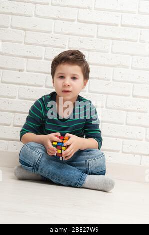 Kiev, Ucraina, 22 marzo 2020. Ragazzo gioca con il cubo di rubik. Cubo di Rubik inventato da un architetto ungherese Erno Rubik nel 1974. Foto Stock