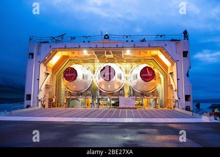 Il portellone si apre su una chiatta United Launch Alliance, nota come RocketShip, rivelando i booster Delta IV Heavy 5 aprile 2020, presso la base dell'aeronautica Vandenberg, California. La chiatta è ormeggiata a Vandenberg AFB per scaricare i booster Delta IV Heavy per un lancio imminente previsto nel corso dell'anno. L'operazione di chiatta è un primo passo fondamentale per l'esecuzione della missione di accesso garantito allo spazio. (STATI UNITI Foto dell'aeronautica di Senior Airman Aubree Owens) Foto Stock