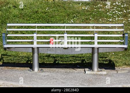 Una lattina vuota di Coca-Cola su una panca di alluminio al seafornt, Swansea, Galles, Regno Unito. Giovedì 26 marzo 2020 Foto Stock