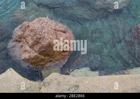 Roccia nell'acqua del Mar Mediterraneo Foto Stock