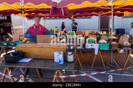 Skibbereen, West Cork, Irlanda. 11 Aprile 2020. Il mercato contadino del sabato a Skibbereen ha trovato un modo per continuare a commerciare dopo essere stato chiuso a causa della Pandemia di Coronavirus. I proprietari di bancarelle del mercato hanno istituito il loro proprio sito web di vicinato.ie, dove le persone possono effettuare i loro ordini e poi ritirarli da un punto di prelievo nel parcheggio al posto del mercato usuale. Il punto di prelievo ha tutte le regole di distanza sociale usuali in essere. Credit: Aphprospettive/Alamy Live News Foto Stock