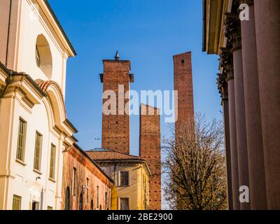 Torri medievali in mattoni di fronte all'edificio universitario, Pavia, regione Lombardia, Italia settentrionale Foto Stock