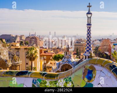 Splendida vista sulle architetture colorate del Parco Güell progettate da Antoni Gaudì, Barcellona, Spagna Foto Stock