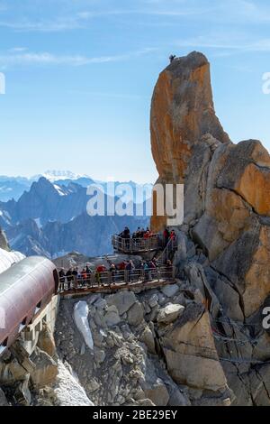 Piton sud, roccia situata nel Aiguille du Midi nel massiccio del Monte Bianco, che osano scalare un gran numero di alpinisti Foto Stock