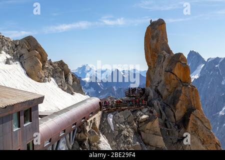 Piton sud, roccia situata nel Aiguille du Midi nel massiccio del Monte Bianco, che osano scalare un gran numero di alpinisti Foto Stock