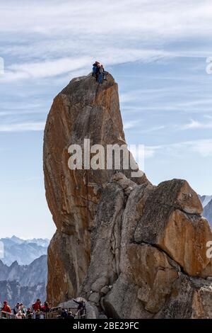 Piton sud, roccia situata nel Aiguille du Midi nel massiccio del Monte Bianco, che osano scalare un gran numero di alpinisti Foto Stock