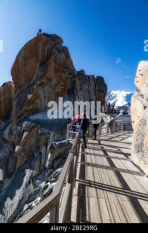 Piton sud, roccia situata nel Aiguille du Midi nel massiccio del Monte Bianco, che osano scalare un gran numero di alpinisti Foto Stock