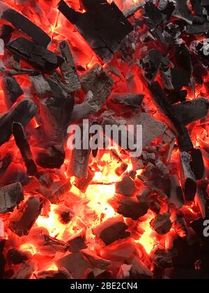 Luogo di fuoco di charcoalFire con carbone brillante. Carbone vivo che brucia. Carbone che brucia. Che brucia le carboni in una griglia di barbecue Foto Stock