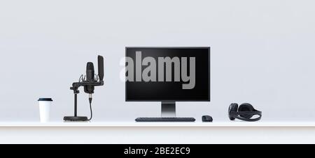 Studio di registrazione podcast su tavolo bianco. Foto Stock