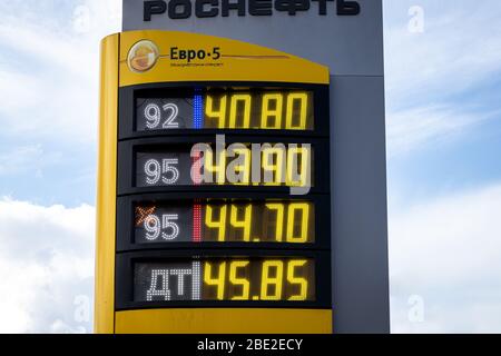 Russia, Kaluga - 30 MARZO 2020: Prezzi del gas in una stazione di benzina con l'iscrizione 'Rosneft' e 'Euro-5' in russo. Foto Stock