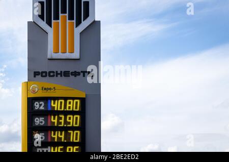 Russia, Kaluga - 30 MARZO 2020: Prezzi del gas in una stazione di benzina con l'iscrizione 'Rosneft' e 'Euro-5' in russo. Foto Stock