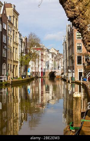 Case storiche accanto al canale Oudegracht di Utrecht Foto Stock