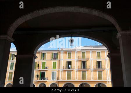 Tradizionale condominio vista attraverso archi a Palma di Maiorca, Spagna. Foto Stock