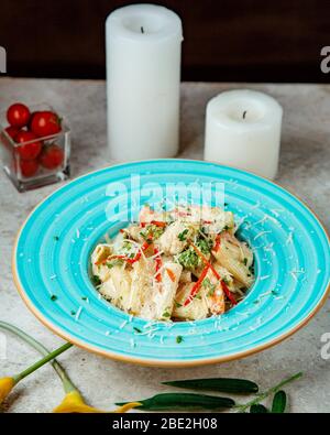 pasta in salsa cremosa con broccoli e parmigiano grattugiato Foto Stock