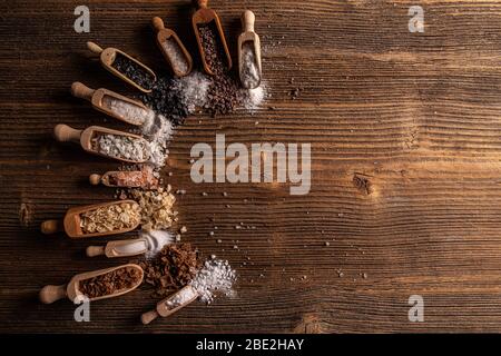 Mix di diversi tipi di sale su sfondo rustico in legno Foto Stock