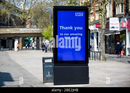 Watford, Regno Unito. 11 aprile 2020. Uno schermo pubblicitario digitale nel centro commerciale di Watford il sabato di Pasqua durante il blocco mentre la pandemia del coronavirus (COVID19) continua. Sullo schermo viene visualizzato un messaggio di ringraziamento all'NHS. Credit: Stephen Chung / Alamy Live News Foto Stock