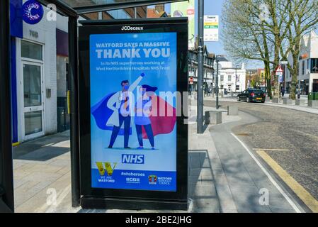 Watford, Regno Unito. 11 aprile 2020. Uno schermo pubblicitario su un rifugio fermata autobus nel centro commerciale di Watford il Sabato di Pasqua durante il blocco come il coronavirus (COVID19) pandemia continua. Sullo schermo viene visualizzato un messaggio di ringraziamento all'NHS. Credit: Stephen Chung / Alamy Live News Foto Stock