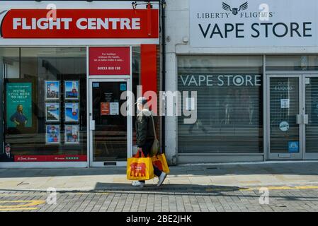 Watford, Regno Unito. 11 aprile 2020. Un uomo che indossa una maschera porta borse nel centro commerciale di Watford il sabato di Pasqua durante il periodo di chiusura, mentre la pandemia del coronavirus (COVID19) continua. Credit: Stephen Chung / Alamy Live News Foto Stock